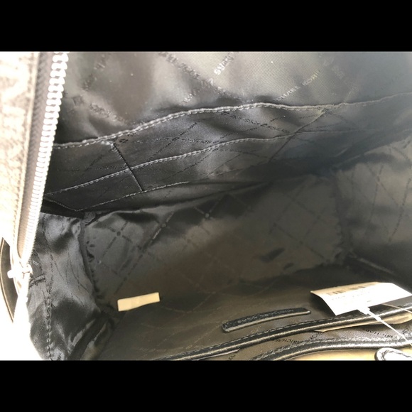 👜💕- Michael Kors Large Backpack ‼️SALE‼️‼️ - Picture 7 of 7